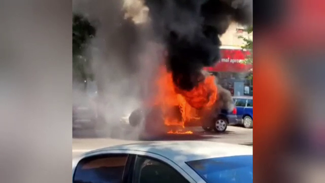 Incendiu pe un bulevard din Constanța. O mașină a luat foc