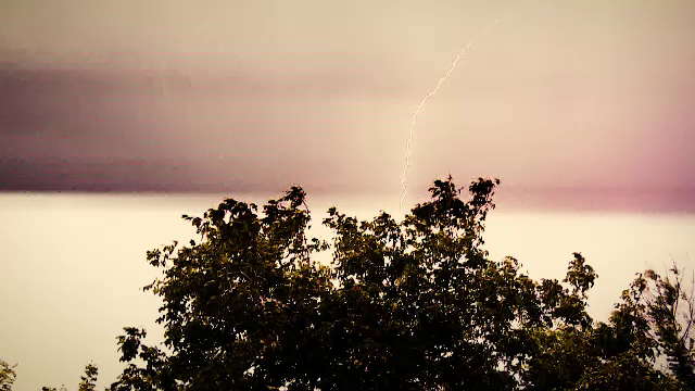 Cod galben și portocaliu de ploi și vijelii. Ce zone vor fi afectate