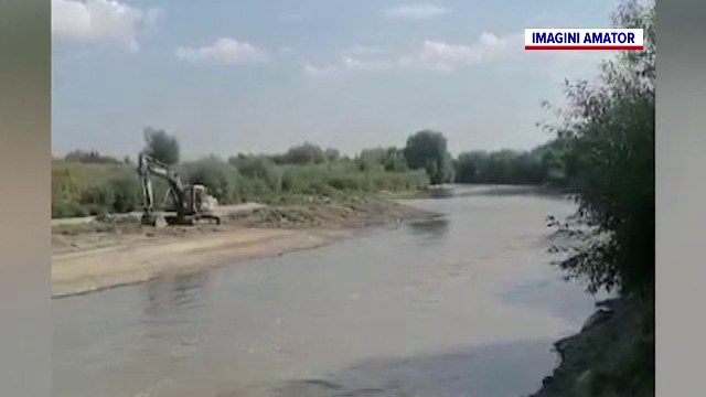 Dezastru ecologic pe Olt. Câțiva pescari au filmat o grămadă de balast în albia râului