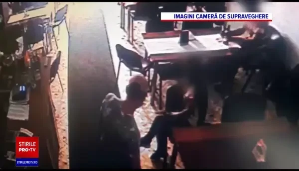 Fata care l-a omorât pe bărbatul ce voia să o violeze a vrut apoi să se sinucidă. Polițiștii au năvălit în alt apartament