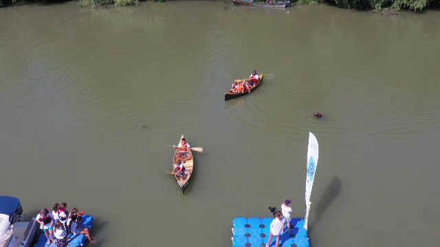 Câțiva copii au învățat cum să prelucreze lemnul, apoi au construit o barcă în Delta Dunării