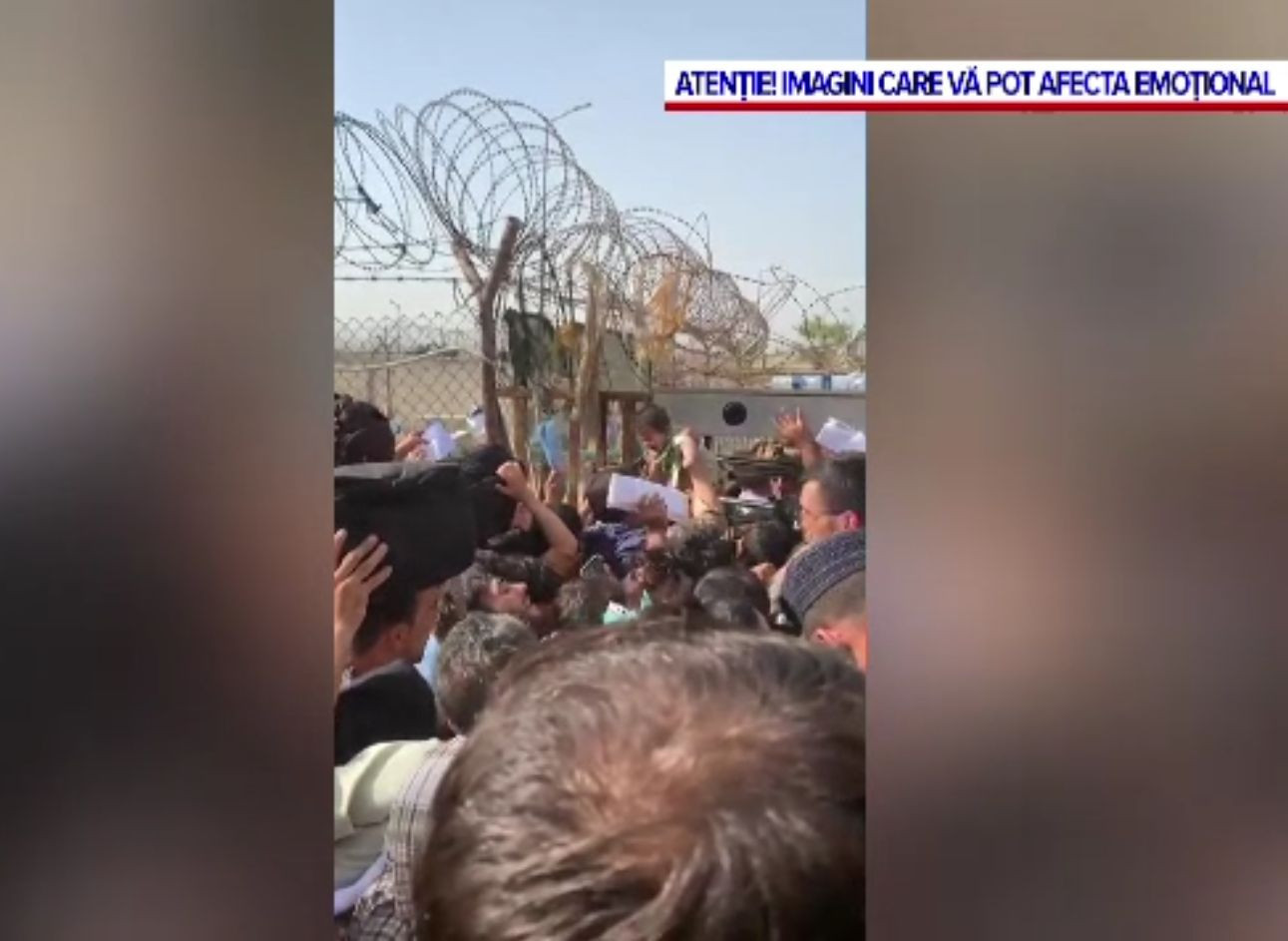 Haosul continuă la aeroportul din Kabul. Talibanii folosesc b&acirc;te și nuiele ca să &icirc;mpiedice localnicii să treacă la americani