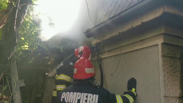 Un bătrân de 90 de ani, imobilizat la pat, a murit într-un incendiu care i-a mistuit casa