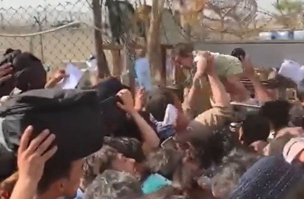 VIDEO. Femeile își aruncă bebelușii peste gardul de sârmă ghimpată al aeroportului din Kabul. "Ajutați-ne, vin talibanii!"