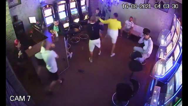 Bătaie ca în filme într-un bar din Vaslui. Tot scandalul a pornit de la un lanț de aur