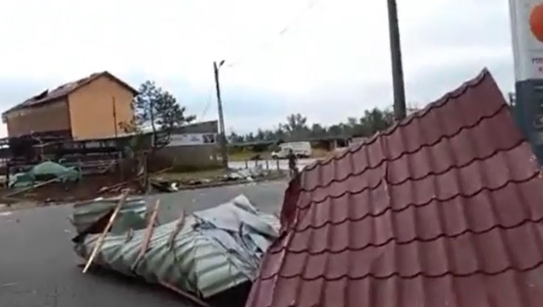 Furtunile violente și ploile torențiale au făcut ravagii în mai multe zone ale țării