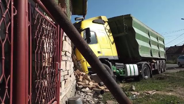 A scăpat ca prin minune, după ce un TIR a intrat în casă în timp ce dormea și zidul a căzut peste el