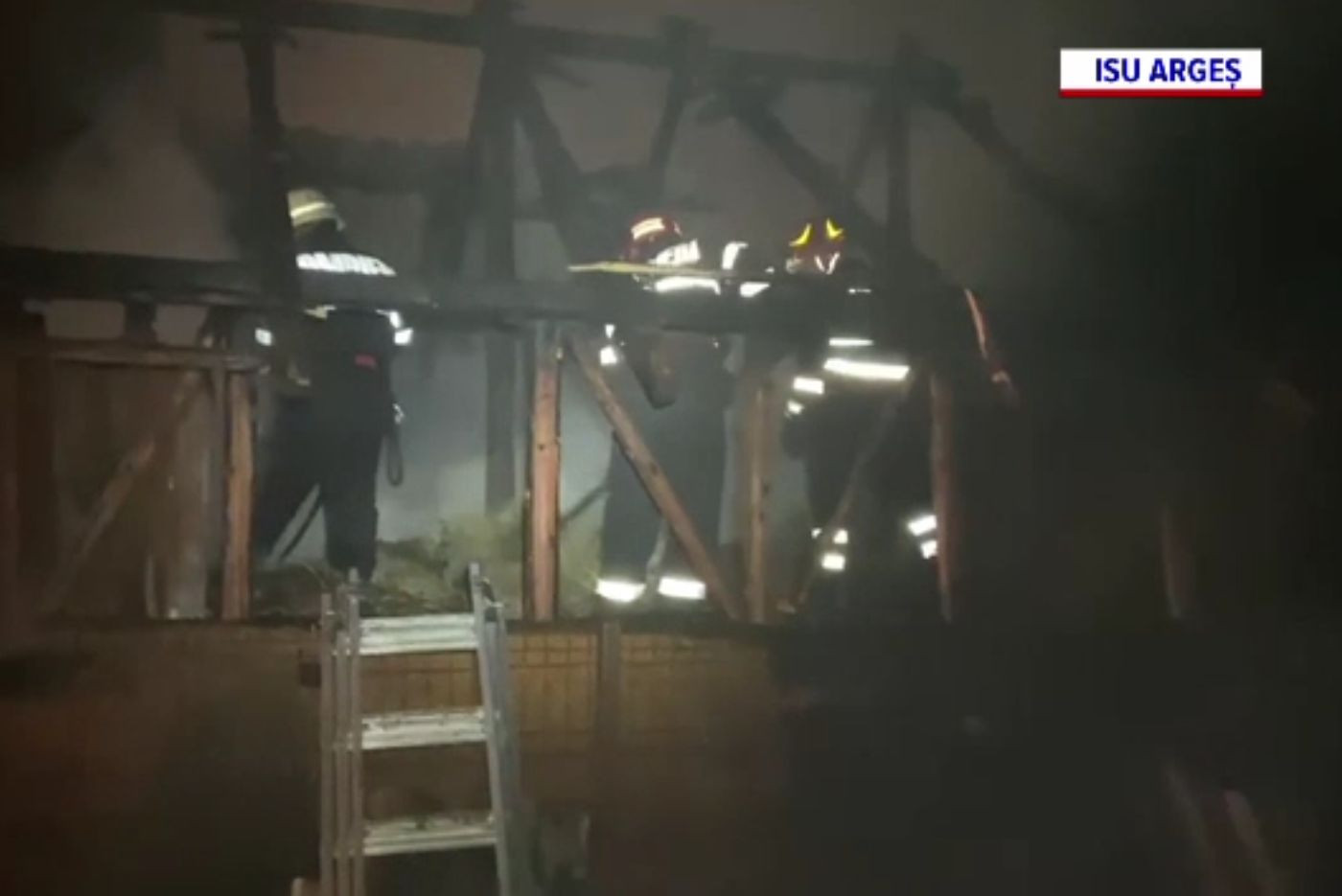 Un bărbat din Argeș a dat foc la casă ca să se răzbune pe soția care i-a spus că divorțează