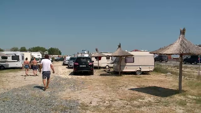 Tot mai mulți merg în vacanță cu rulota sau cortul. Campingurile sunt puține și oferă condiții modeste