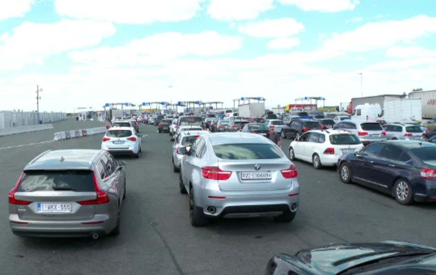 Frontierele din vest, aglomerate de românii care se întorc în străinătate, din vacanță. La Nădlac s-a stat și două ore