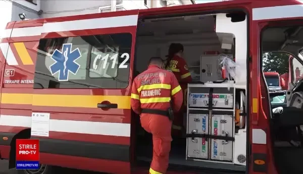 Paramedic atacat de soțul femeii pe care o pansa, la Târgu Mureș. Individul băut a smuls ușa ambulanței