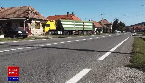 A scăpat ca prin minune, după ce un TIR a intrat în casă în timp ce dormea și zidul a căzut peste el