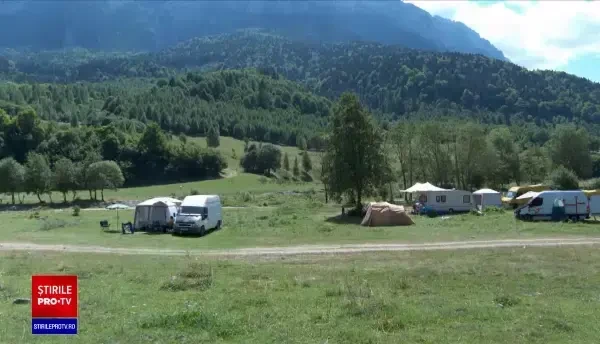 Tot mai mulți merg în vacanță cu rulota sau cortul. Campingurile sunt puține și oferă condiții modeste