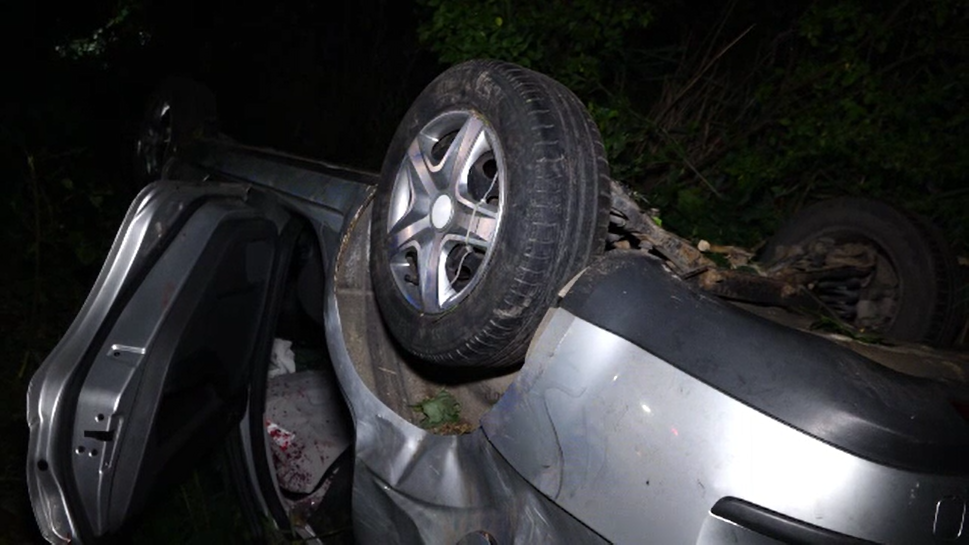 Accident grav în Bistrița. O mașină în care se aflau cinci persoane s-a răsturnat