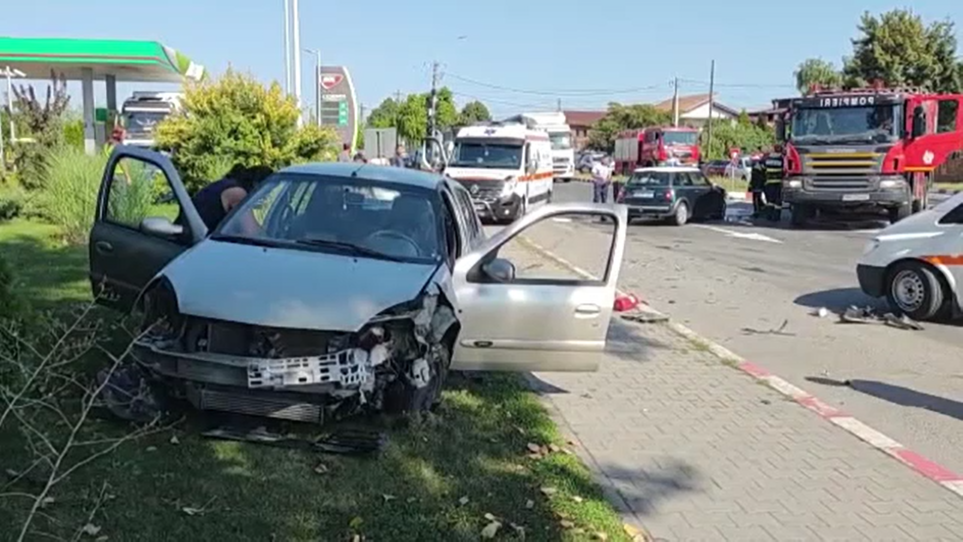Accidente în lanț în Târgoviște. Două autoturisme s-au izbit frontal într-o intersecție