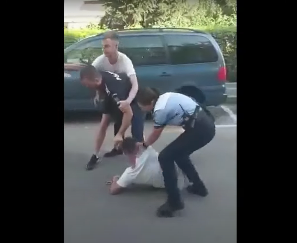 O poliţistă din Botoșani a fost lovită în timp ce încerca să încătuşeze un tânăr recalcitrant