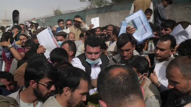 Haosul de pe aeroportul din Kabul. Afganii care fug din țară trebuie să treacă de talibani până la filtrele americanilor