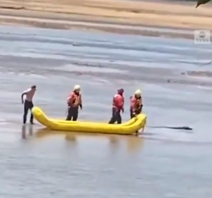 Au fost chemați să scoată un cadavru dintr-un râu. Ce au descoperit, de fapt, salvatorii. VIDEO