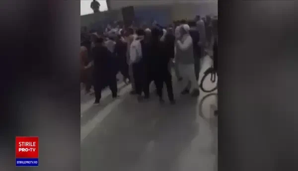 Haosul de pe aeroportul din Kabul. Afganii care fug din țară trebuie să treacă de talibani până la filtrele americanilor