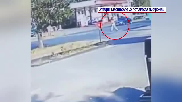 VIDEO. Imagini șocante. Un bărbat a fost spulberat de o mașină pe trecerea de pietoni