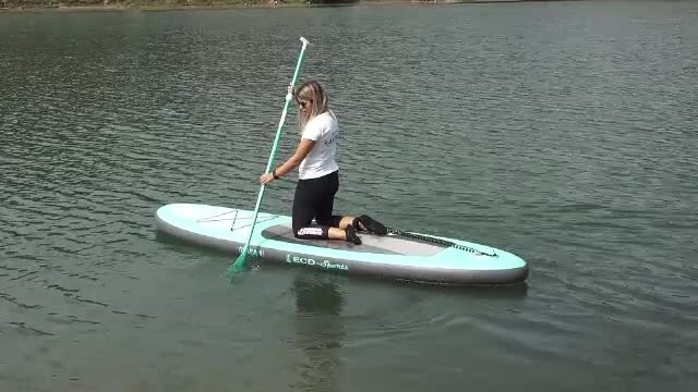 Ce este ”Stand up paddle”, vâslitul pe loc. Sportul care prinde tot mai mult în România
