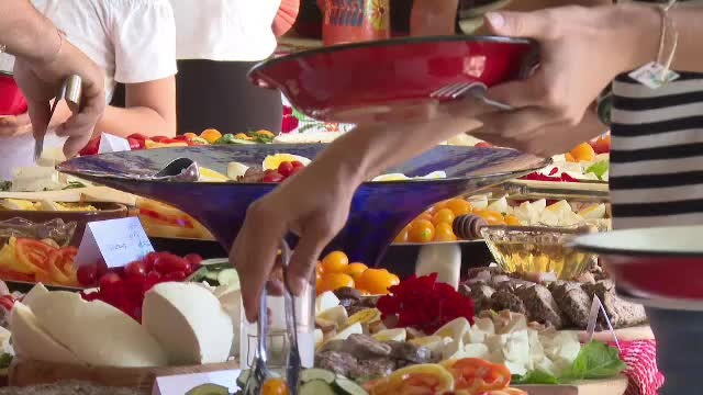 Mese cu bunătăți din Banat. Turiștii sunt încântați: ”Nu avem așa ceva în Germania”