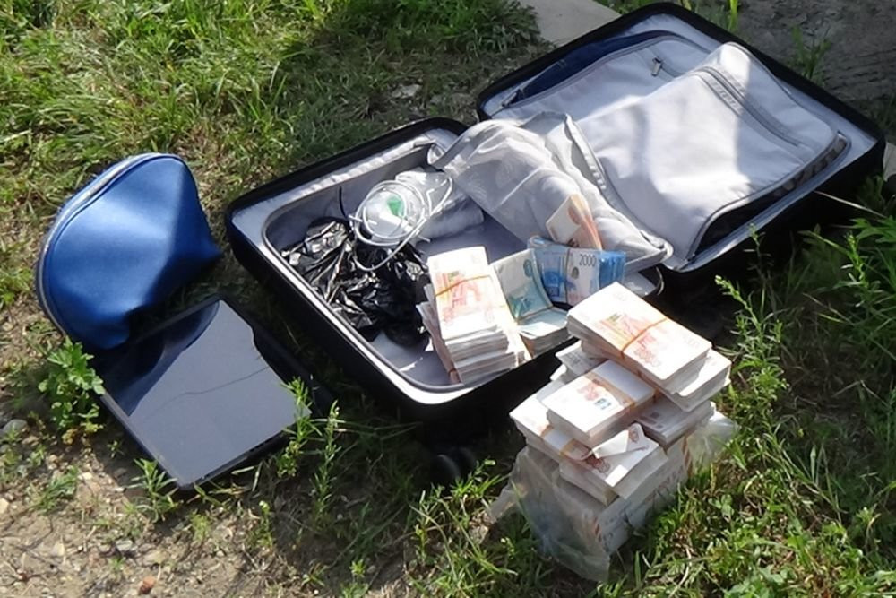 Valiză cu peste 170.000 de euro, uitată pe stradă. Cine este proprietarul