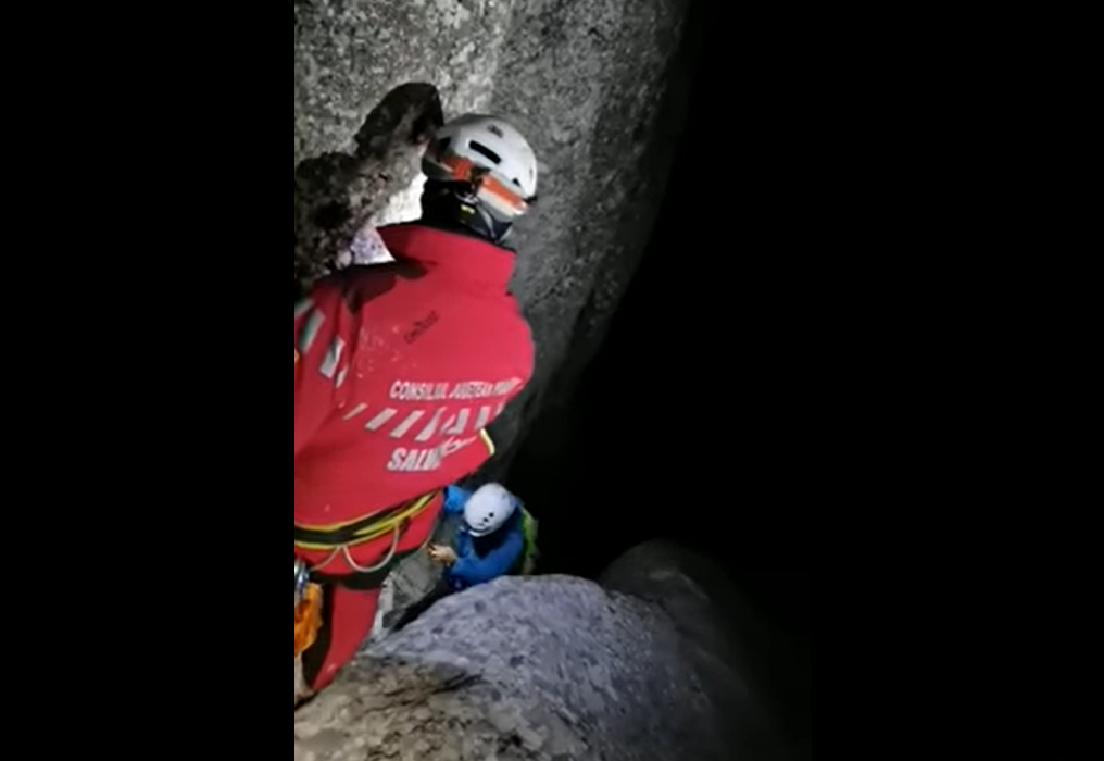 VIDEO. Salvamontiștii din Bușteni s-au luptat timp de 7 ore pentru recuperarea a doi turiști blocați în Bucegi
