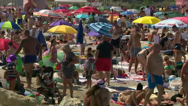 Stațiunea ieftină de pe litoralul românesc, ticsită de turiști. Abia mai găsești un loc în care să îți pui cearșaful. VIDEO