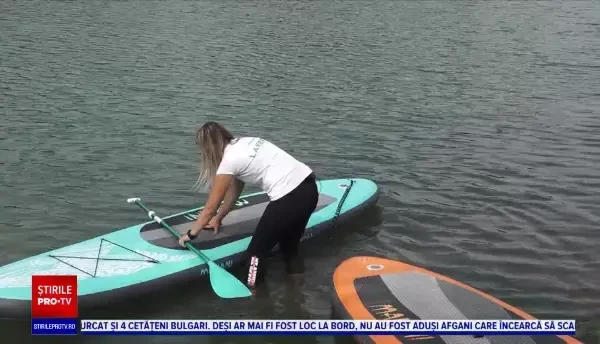 Ce este ”Stand up paddle”, vâslitul pe loc. Sportul care prinde tot mai mult în România