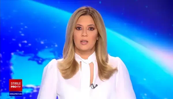 O ursoaică și trei pui au fost filmată pe o stradă din Bușteni cum atacă o mașină în mișcare