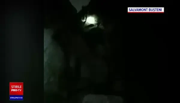 VIDEO. Salvamontiștii din Bușteni s-au luptat timp de 7 ore pentru recuperarea a doi turiști blocați în Bucegi