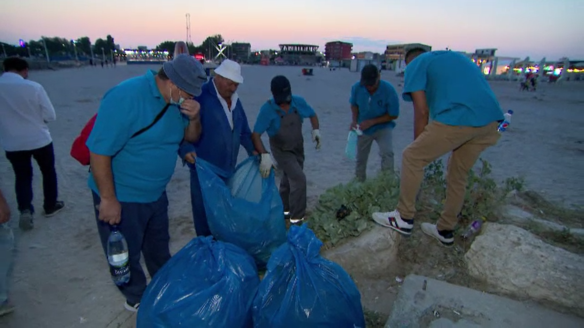 Cantități uriașe de deșeuri lăsate de turiști la mare. Garda de mediu a sancționat zeci de operatori economici