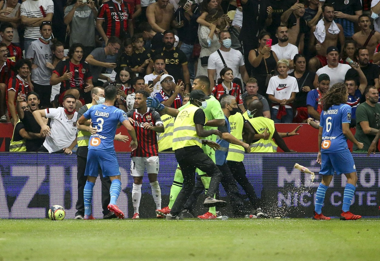 VIDEO. Violențe la meciul Nice - Olympique Marseille. Zeci de suporteri au invadat terenul