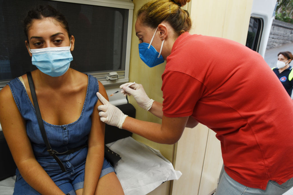 Protecția împotriva COVID, la 10 zile după a treia doză de vaccin Pfizer, de patru ori mai mare decât după două doze