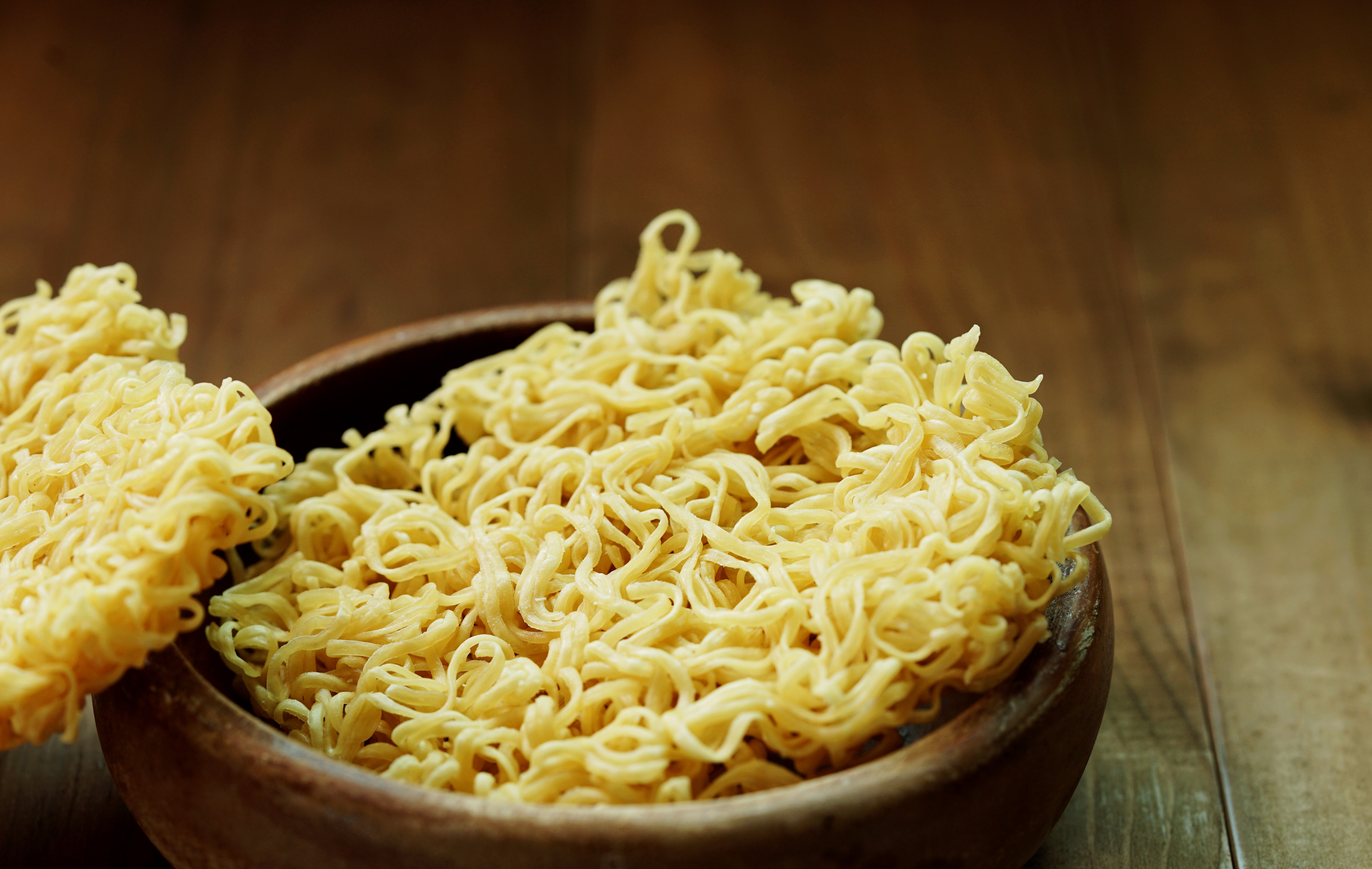 Avertisment urgent pentru oricine consumă tăiței instant. Substanță periculoasă de 9 ori peste limita admisă