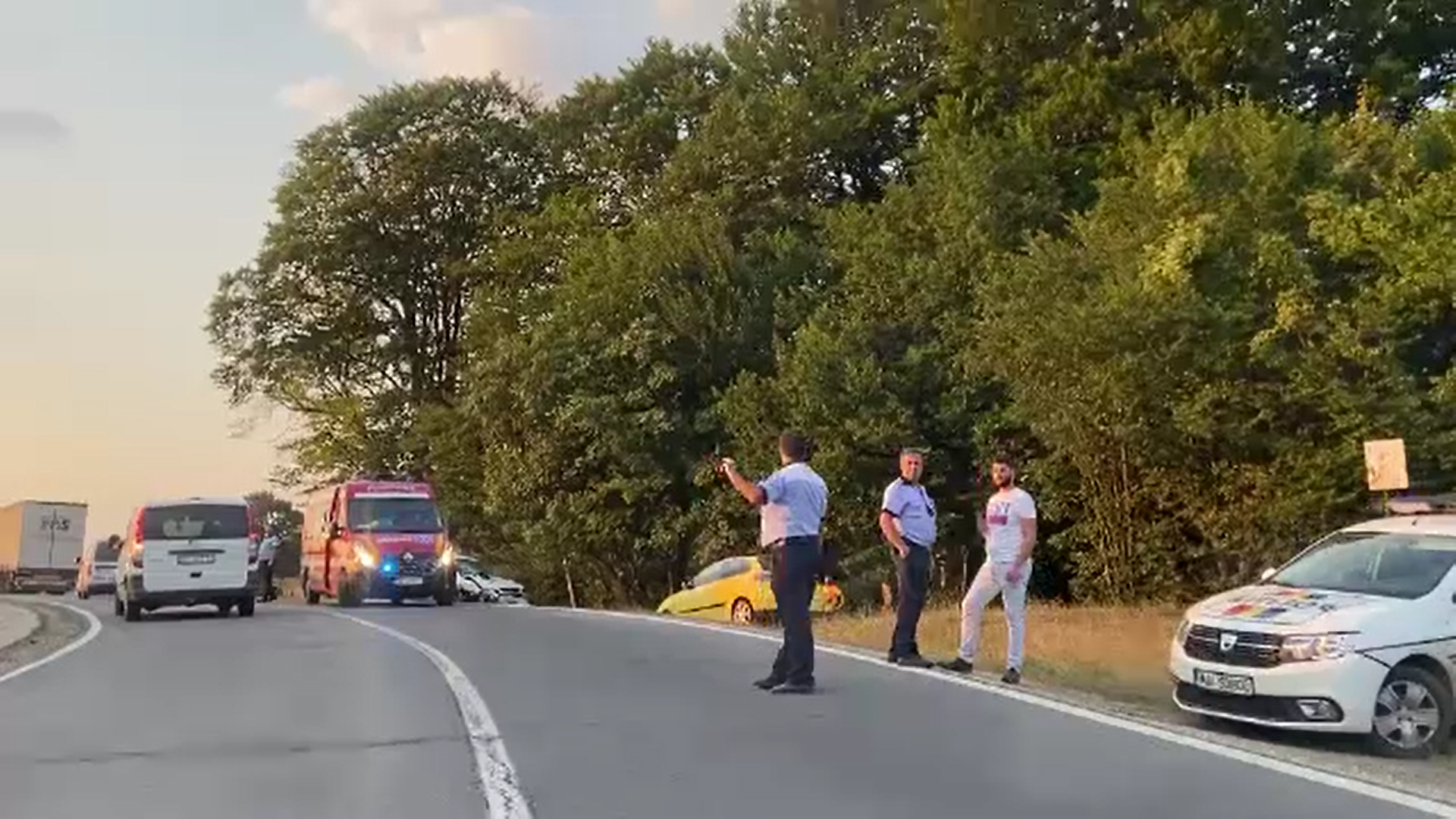 Accidente în lanț pe șosele din țară. Cinci persoane, rănite după o ciocnire violentă pe DN 10