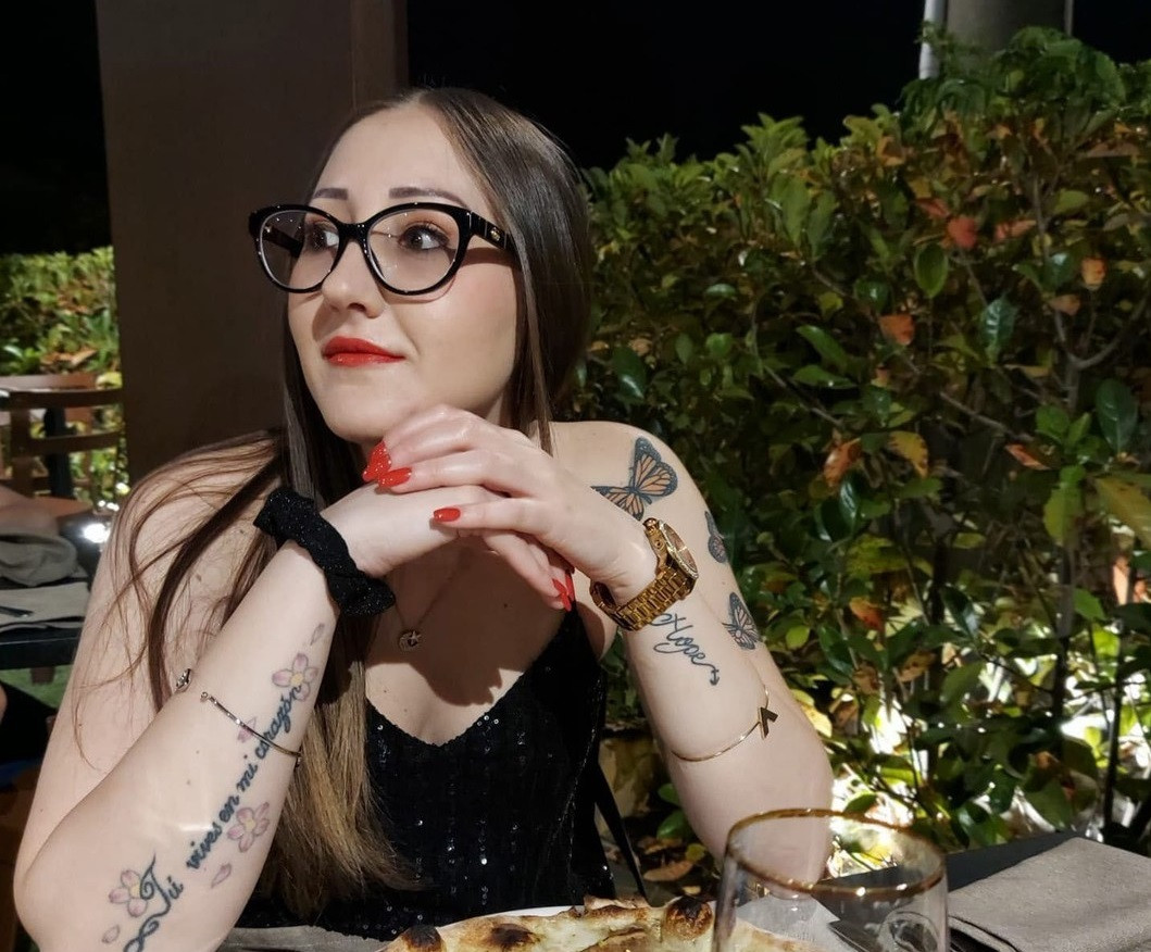 Crimă pasională la malul mării. O tânără a fost împușcată mortal în fața prietenilor de fostul iubit