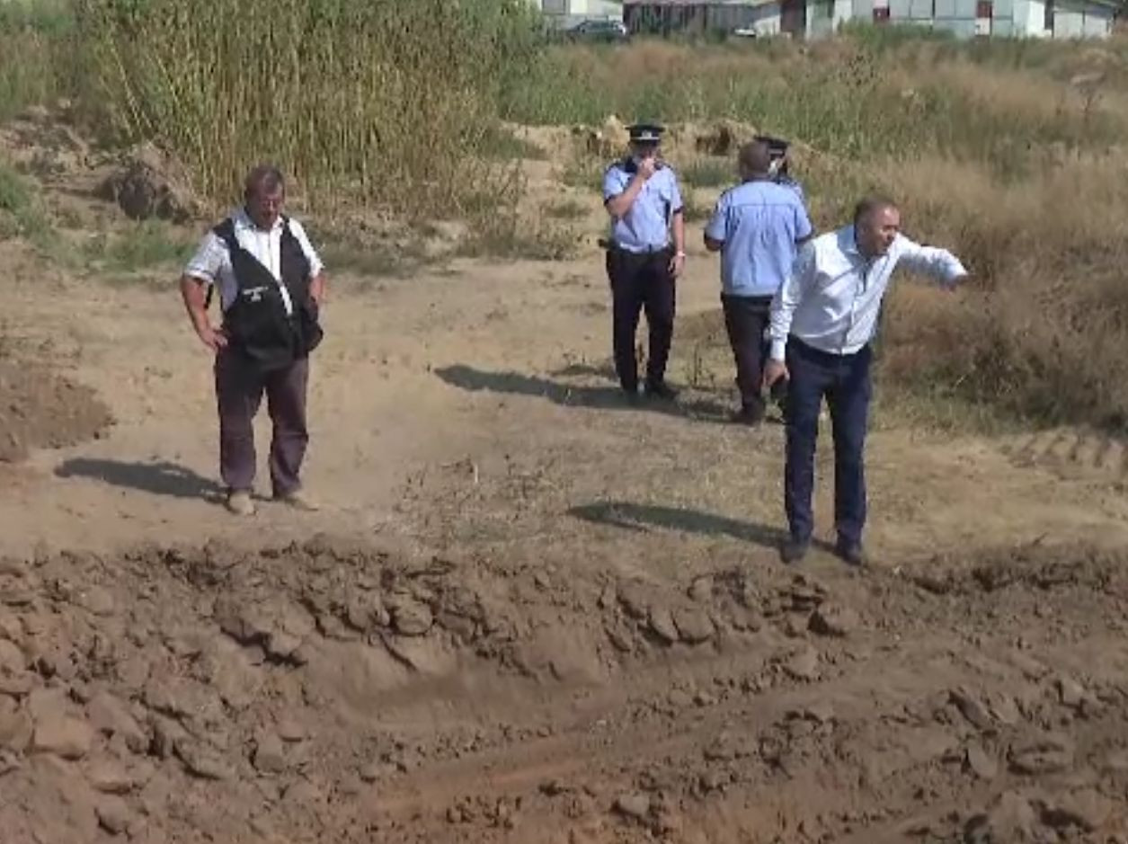 Miros pestilențial de la o fermă de găini, într-o comună din Galați. Descoperirea inspectorilor Gărzii de Mediu