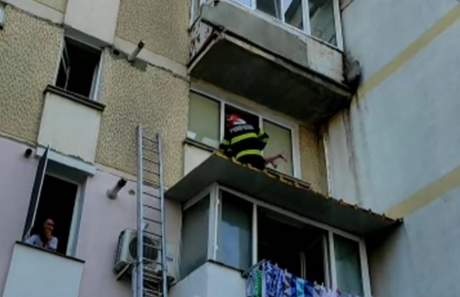 Bătrâna salvată de pe geam de un pompier nu i-a dat voie militarului să intre în casă, să nu mai coboare cu scara