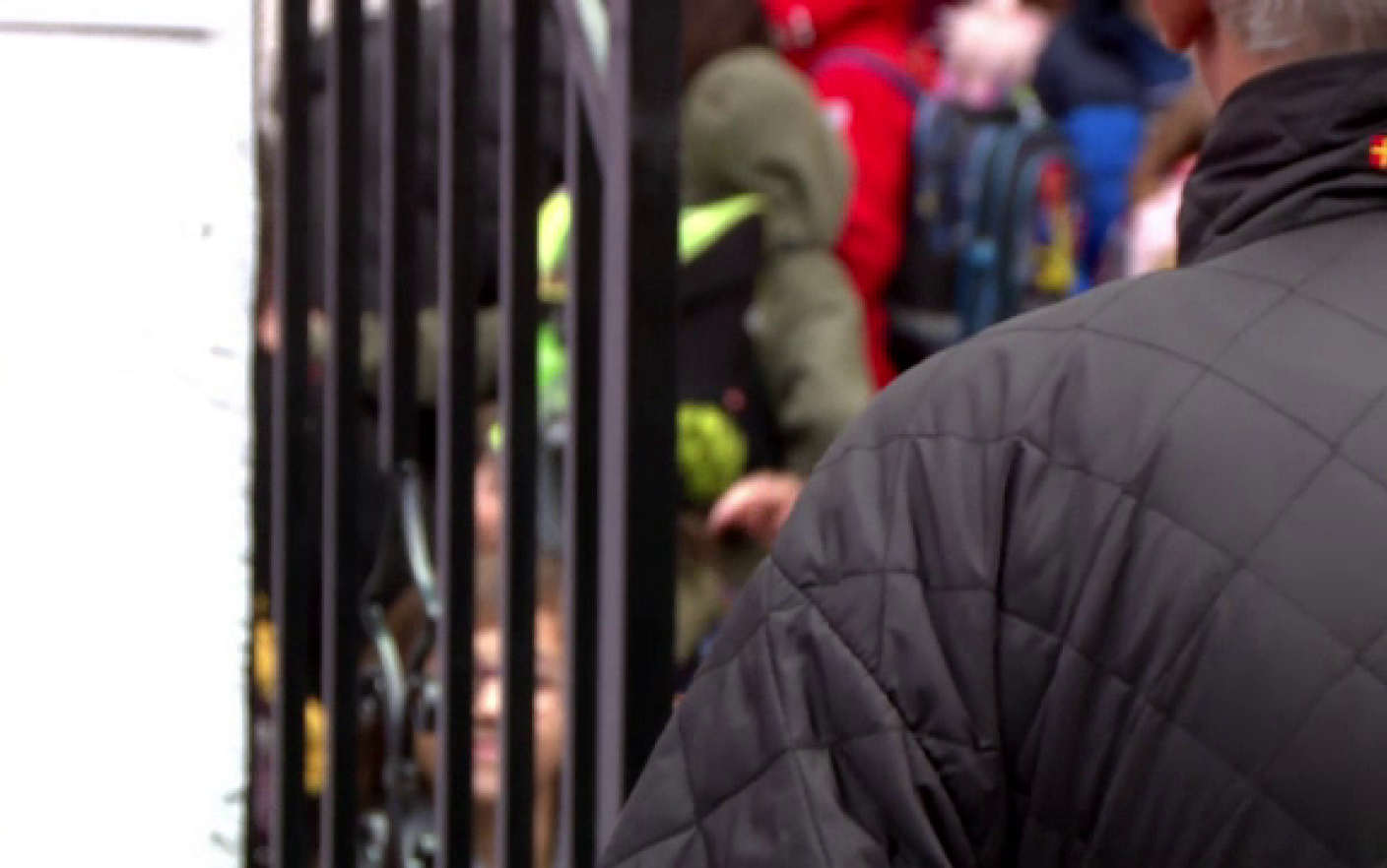 Un profesor din Timişoara a fost filmat în timp ce dansa provocator în faţa unei tinere. ISJ Timiş va face o anchetă. VIDEO