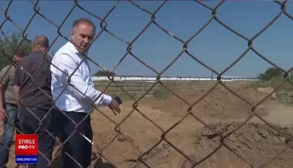 Miros pestilențial de la o fermă de găini, într-o comună din Galați. Descoperirea inspectorilor Gărzii de Mediu