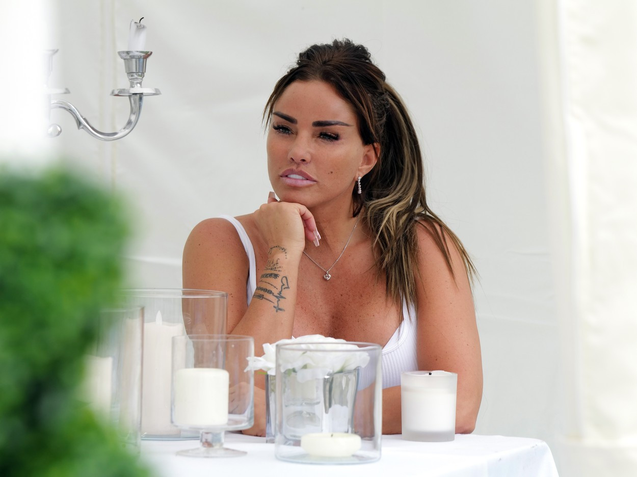Katie Price a fost arestată. Vedeta s-a urcat băută la volan și a provocat un accident