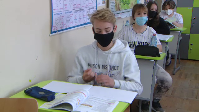 Noi reguli în noul an școlar. Elevii au voie doar cu măști medicale, nu textile