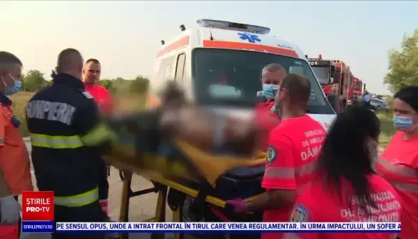 Accident grav în Dâmbovița. Două TIR-uri și o mașină s-au ciocnit violent