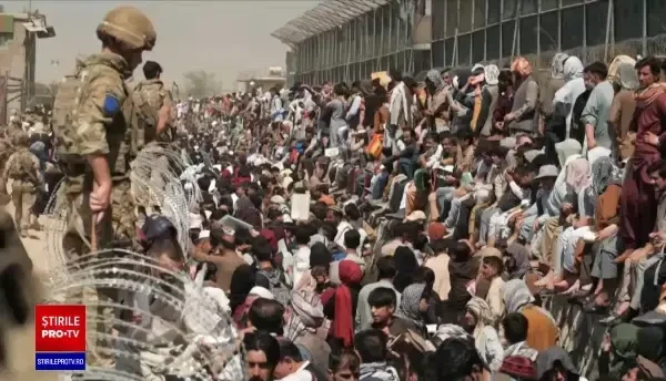 Exodul de pe aeroportul din Kabul, departe de a lua sfârșit. 10.000 de afgani speră să scape definitiv de talibani