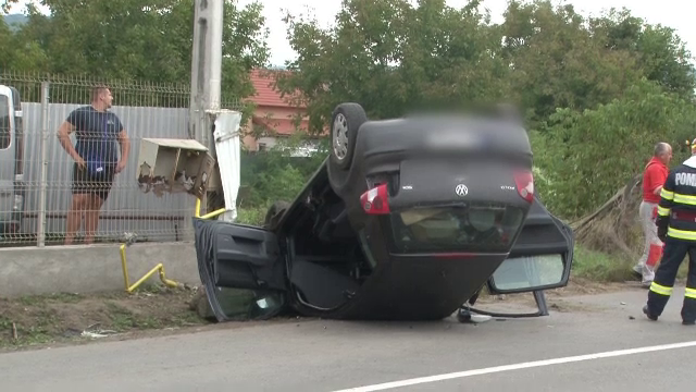 Un șofer beat care mergea cu viteză a lovit două TIR-uri și s-a răsturnat peste o țeavă de gaz