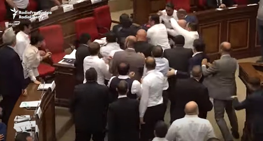 Parlamentarii armeni s-au luat la bătaie. Forțele de securitate abia au reușit să îi potolească. VIDEO