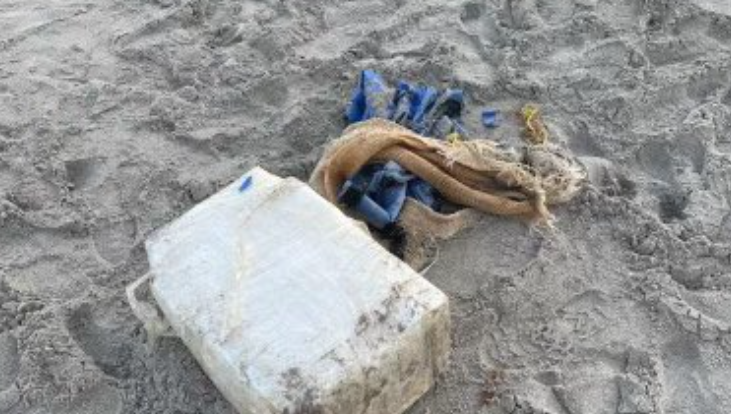 Un pachet de cocaină în valoare de peste un milion de dolari a fost găsit pe o plajă