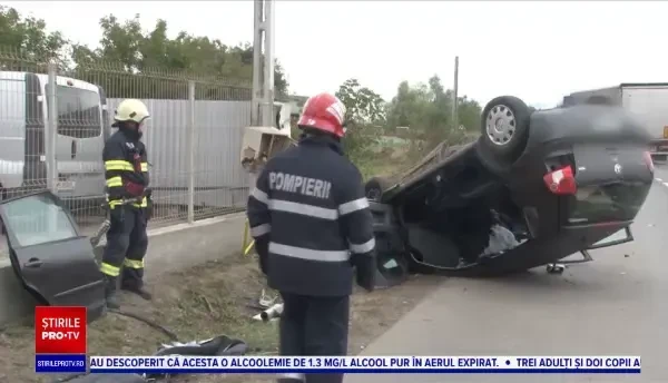 Un șofer beat care mergea cu viteză a lovit două TIR-uri și s-a răsturnat peste o țeavă de gaz